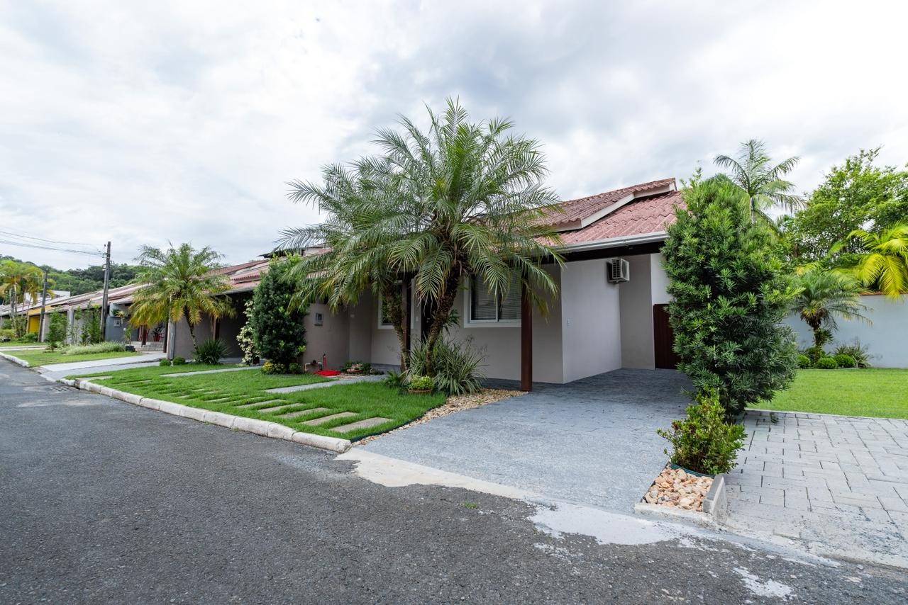 Casa para Venda em Blumenau, Velha Central, 4 dormitórios, 1 suíte, 3 banheiros, 4 vagas - foto 1